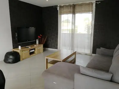 Télévision ou salle de divertissement dans l'établissement Maison lumineuse