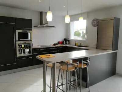 Cuisine ou kitchenette dans l'établissement Maison lumineuse