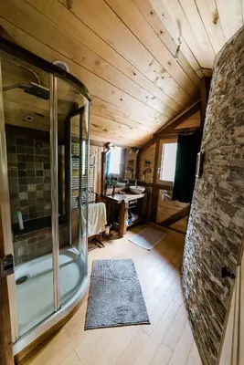 Salle de bains dans l'établissement Le Moulin d' Erée, gîte Insolite de charme