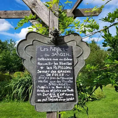 Jardin de l'établissement Le Moulin d' Erée, gîte Insolite de charme
