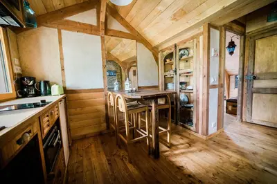 Cuisine ou kitchenette dans l'établissement Le Moulin d' Erée, gîte Insolite de charme