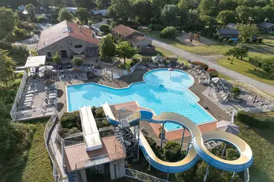 Piscine de l'établissement Camping RCN La Ferme du Latois ou située à proximité