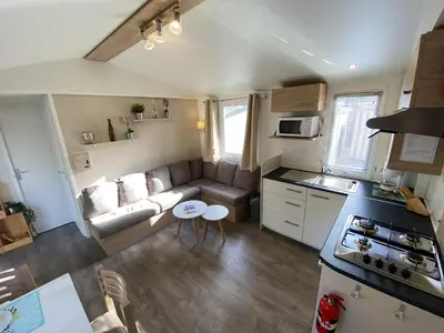 Cuisine ou kitchenette dans l'établissement Bungalow paisible à Saint-Jean-de-Monts avec piscine partagée