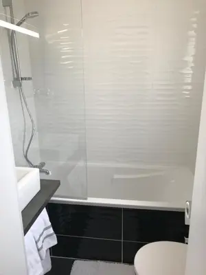 Salle de bains dans l'établissement Les Pastels