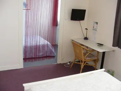 Télévision ou salle de divertissement dans l'établissement Hotel du Commerce