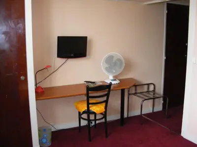 Télévision ou salle de divertissement dans l'établissement Hotel du Commerce