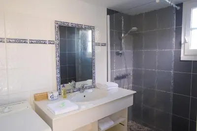 Salle de bains dans l'établissement Madame Vacances Les Maisons du Lac