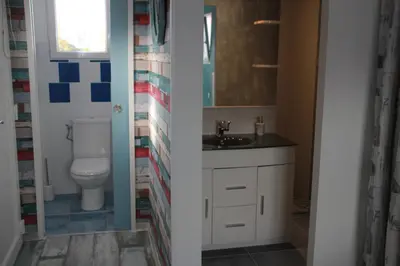 Salle de bains dans l'établissement KARABI