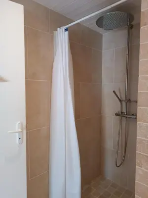 Salle de bains dans l'établissement Les granges du chiron