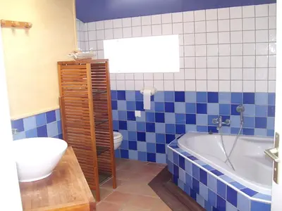 Salle de bains dans l'établissement Villa ensoleillée à Saint Hilaire de Riez avec piscine privée