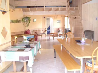 Coin salon dans l'établissement Villa ensoleillée à Saint Hilaire de Riez avec piscine privée