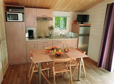 Cuisine ou kitchenette dans l'établissement Camping La Loire Fleurie