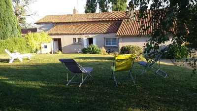 Jardin de l'établissement Gîte de La Sapinière à 15 min du Puy du Fou