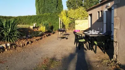 Jardin de l'établissement Gîte de La Sapinière à 15 min du Puy du Fou