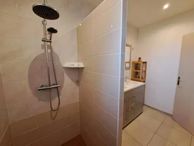 Salle de bains dans l'établissement Gîte de La Sapinière à 15 min du Puy du Fou