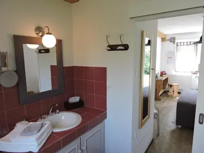 Salle de bains dans l'établissement Logis du Parc