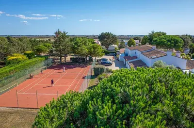 Tennis ou squash au sein de l'hôtel ou à proximité