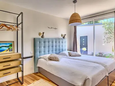 Un ou plusieurs lits dans un hébergement de l'établissement Holiday Home Indigo-Vue Mer et Piscine chauffée by Interhome