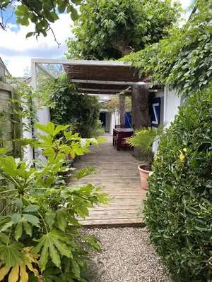 Jardin de l'établissement Charmante maison entre Marché et Tourelles