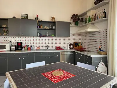 Cuisine ou kitchenette dans l'établissement Appartement lumineux 3 pièces près plage des Dames - FR-1-224B-179