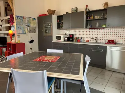 Cuisine ou kitchenette dans l'établissement Appartement lumineux 3 pièces près plage des Dames - FR-1-224B-179