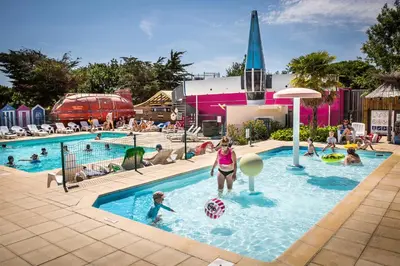 Piscine de l'établissement Camping Insolite Le Haut Village ou située à proximité