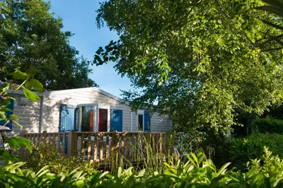 Jardin de l'établissement Camping Officiel Siblu Le Bois Masson