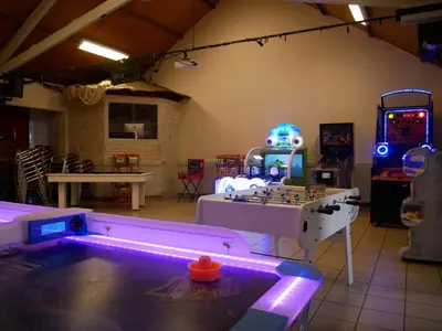 Salle de jeux dans l'établissement Camping Officiel Siblu Les Pierres Couchees