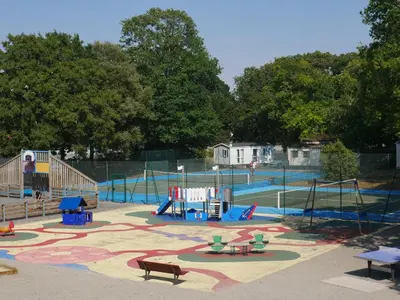 Aire de jeux pour enfants de l'établissement Camping Officiel Siblu Les Pierres Couchees