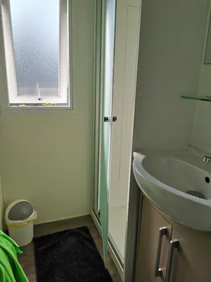 Salle de bains dans l'établissement Camping Le Ragis
