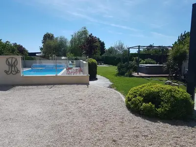 Piscine de l'établissement Gite - Studios Marie Barrault ou située à proximité