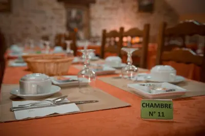 Restaurant ou autre lieu de restauration dans l'établissement La Croix Verte - Le Relais des Moulins