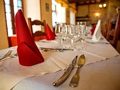 Restaurant ou autre lieu de restauration dans l'établissement La Croix Verte - Le Relais des Moulins