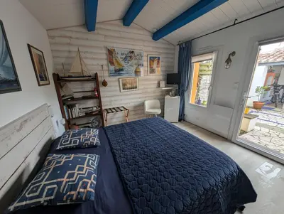 Un ou plusieurs lits dans un hébergement de l'établissement Les Yeux Bleus Bed & Breakfast
