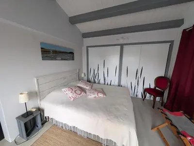 Un ou plusieurs lits dans un hébergement de l'établissement Les Yeux Bleus Bed & Breakfast