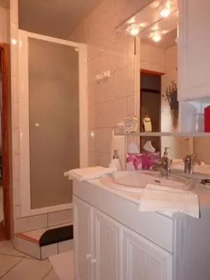 Salle de bains dans l'établissement La Trémière