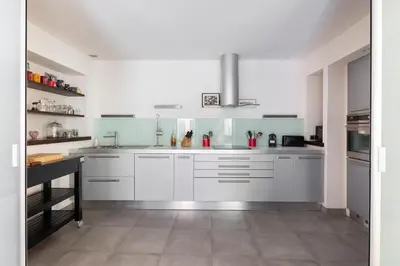 Cuisine ou kitchenette dans l'établissement LE RIAD - Loft de 230 m2 au cœur de Nantes