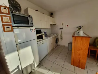 Cuisine ou kitchenette dans l'établissement Appartement T2/Cabine en RDC, 4 Couchages, Terrasse, Parking Privé, à 50m de l'Océan - St-Hilaire-de-Riez - FR-1-224C-50