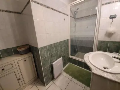 Salle de bains dans l'établissement Appartement T2/Cabine en RDC, 4 Couchages, Terrasse, Parking Privé, à 50m de l'Océan - St-Hilaire-de-Riez - FR-1-224C-50