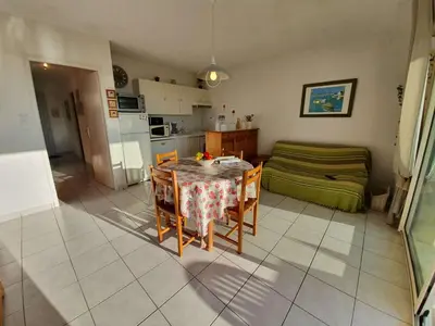 Cuisine ou kitchenette dans l'établissement Appartement T2/Cabine en RDC, 4 Couchages, Terrasse, Parking Privé, à 50m de l'Océan - St-Hilaire-de-Riez - FR-1-224C-50