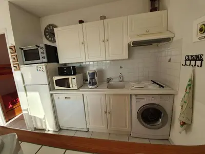 Cuisine ou kitchenette dans l'établissement Appartement T2/Cabine en RDC, 4 Couchages, Terrasse, Parking Privé, à 50m de l'Océan - St-Hilaire-de-Riez - FR-1-224C-50