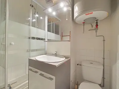 Salle de bains dans l'établissement Studio cosy avec jardinet à 300m de la plage - 4 couchages - FR-1-224B-689