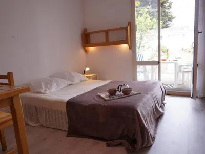 Un ou plusieurs lits dans un hébergement de l'établissement Studio cosy avec jardinet à 300m de la plage - 4 couchages - FR-1-224B-689
