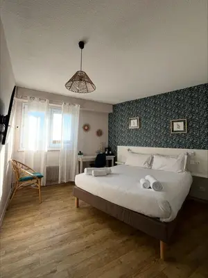 Un ou plusieurs lits dans un hébergement de l'établissement Logis Hôtel de la Bruyere