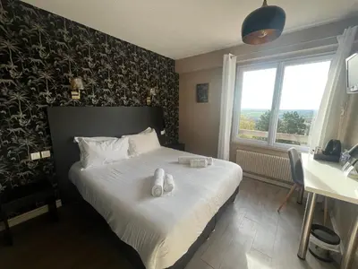 Un ou plusieurs lits dans un hébergement de l'établissement Logis Hôtel de la Bruyere