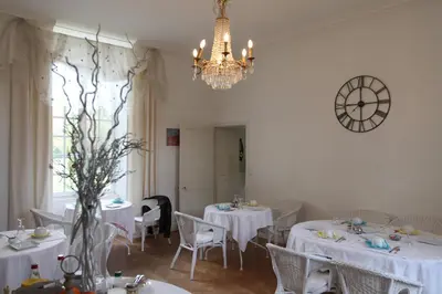 Restaurant ou autre lieu de restauration dans l'établissement Château du Bois de La Noe