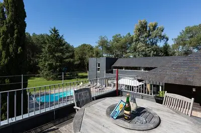 Piscine de l'établissement Le Clos du Chêne ou située à proximité