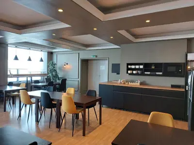 Cuisine ou kitchenette dans l'établissement Cit'Hôtel l'Europe - Cholet Gare