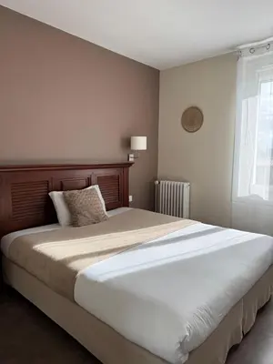 Un ou plusieurs lits dans un hébergement de l'établissement Cit'Hôtel l'Europe - Cholet Gare