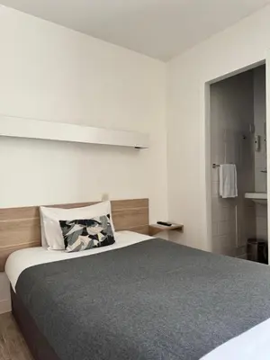 Un ou plusieurs lits dans un hébergement de l'établissement Cit'Hôtel l'Europe - Cholet Gare